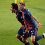 ゴールを決め仲間と喜ぶ岡崎慎司