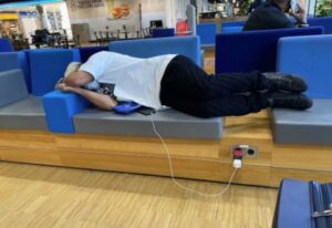 空港で寝る中国代表帰化選手たち