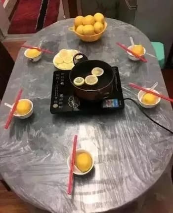 テーブルの上にあるレモン