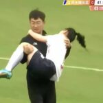 お姫様抱っこで搬送される中国の女子サッカー選手