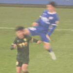 飛び膝蹴りする中国人選手
