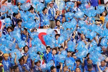 青いビニール袋で応援する日本人サポーター
