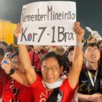 ミネイロンを忘れるなという紙を掲げた韓国人サポーター