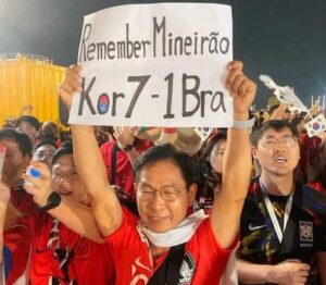ミネイロンを忘れるなという紙を掲げた韓国人サポーター