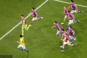 スペインを破り喜ぶ日本代表の選手たち