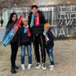 国立競技場で写真撮影する楊旭と家族　サムネイル