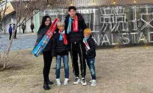 国立競技場で写真撮影する楊旭と家族　サムネイル