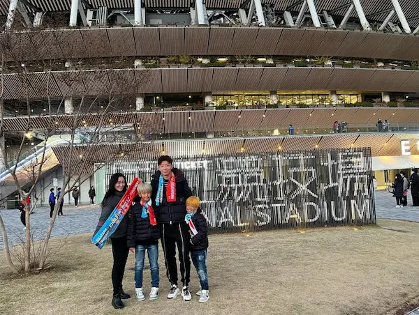国立競技場で写真撮影する楊旭と家族　その2