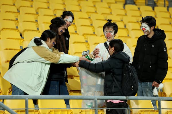 スタジアムを清掃する日本人サポーターたち