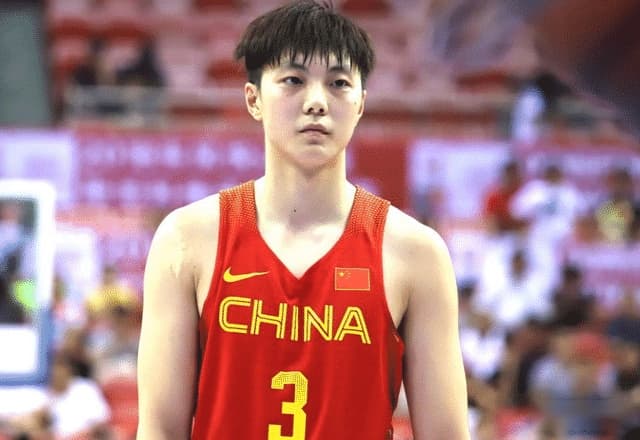 中国のバスケットボール選手、胡明軒