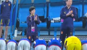 中国のベンチにお辞儀をする日本の女子選手たち
