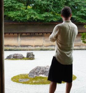 日本庭園を見るマタ