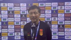 U-23日本代表に敗れた後、インタビューに応える中国のチェン・ヤオドン監督