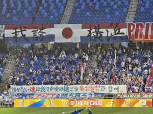 ユ・サンチョルの追悼メッセージを掲げた横浜F・マリノスのサポーター