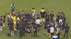 中国代表に7-0で大勝したサッカー日本代表の選手たちが森保一監督の下に集まる