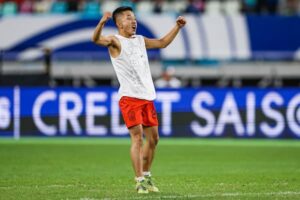 サッカー日本代表と中国代表の試合でピッチに乱入した中国人サポーター