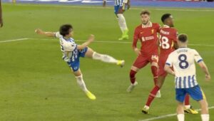 ブライトンのサッカー日本代表MF三笘薫がリバプール戦で今季10ゴール目となるボレーシュートを決める