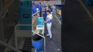 自軍の守備時に味方のためにウォーターサーバーで水汲みをするドジャースの大谷翔平