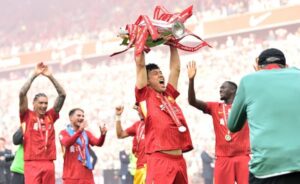 プレミアリーグ優勝トロフィーを掲げるリバプールのサッカー日本代表MF遠藤航