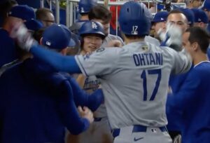 キム・ヘソンの初ヒットを自身のHR後に祝うドジャースの大谷翔平