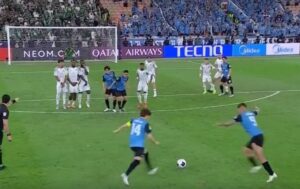 川崎フロンターレの脇坂泰斗とエリソンがACLE決勝アル・アハリ戦で日本の人気サッカーマンガ『キャプテン翼』に登場するツインシュートを披露?