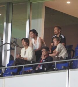 日本対インドネシアの試合をスタンドから見守る南野拓実、板倉滉、長友佑都、堂安律