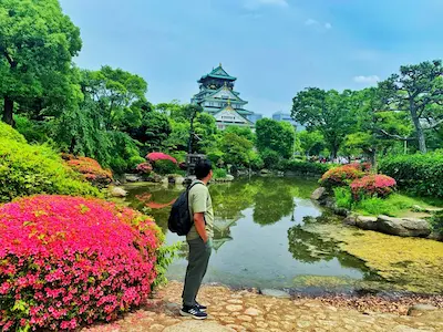 大阪城を観光するインドネシアサポーター