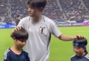 インドネシア戦後、子供たちにサインをするサッカー日本代表の久保建英と森保一監督