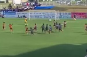 高校サッカーの試合で青森山田を倒し悲願の初優勝を果たした野辺地西