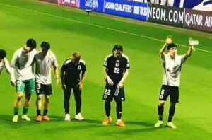 サッカー日本代表が試合後にインドネシアサポーターに挨拶