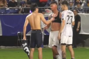 試合後にユニフォーム交換をするサッカー日本代表FW中村敬斗とインドネシア代表ヒルハース