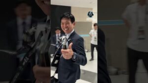 セキュリティからIDの確認を求められ、笑顔で対応したサッカー日本代表の森保一監督
