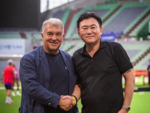 バルセロナのジョアン・ラポルタ会長と楽天の三木谷浩史会長