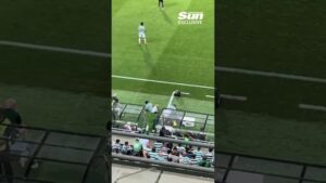 スポルティングとのプレシーズンマッチで交代後に腕立て伏せを始めたセルティックのサッカー日本代表FW前田大然