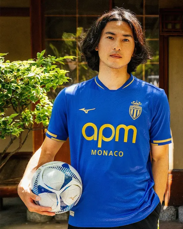 ASモナコの新アウェイユニフォームのモデルとなったサッカー日本代表MF南野拓実 その2