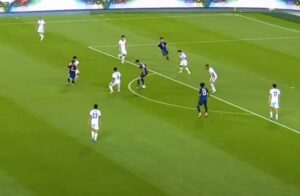 E-1選手権のサッカー日本代表対香港戦で、古賀太陽の縦パスから川辺駿と垣田裕暉の連続ヒールパスで繋いでジャーメイン良がワンタッチで決めたゴール