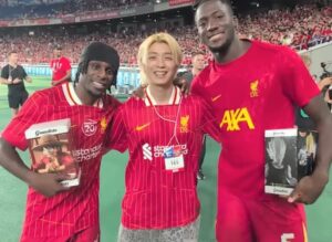 日本のサッカーインフルエンサーtaiyoがリバプールのコナテとフリンポンにワンピースとドラゴンボールのフィギュアをプレゼント