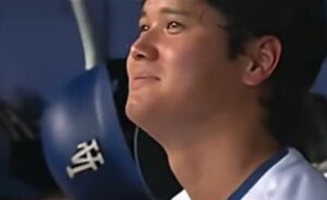 レッズ戦で2年ぶりの勝利を収め、ベンチで涙ぐむドジャースの大谷翔平