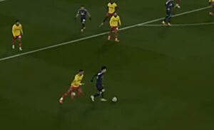 リーズ・ユナイテッドのサッカー日本代表MF田中碧が相手のプレスを回避するシーン