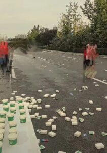 中国・山西省太原市のマラソン大会で紙コップのゴミを地面に捨てる参加者たち