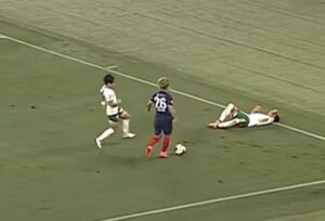 東京ヴェルディMF福田湧矢（26）に対してスポーツマンシップの欠けたプレーをするFC東京FW長倉幹樹（25）。