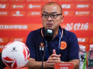 広西平果の前田浩二監督が重慶銅梁龍の選手たちのラフプレーや暴言に不満を示す