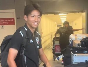 チリのK-POPファンに歓迎されるサッカーU-20日本代表の選手たち