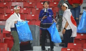 サッカーU-20ワールドカップのグループリーグ第2節チリ戦後にスタジアムの清掃を行う日本のサポーターたち