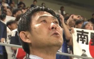 パラグアイ代表との国際親善試合で国歌斉唱中に涙を流すサッカー日本代表の森保一監督