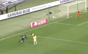 ブラジル戦で3人抜きドリブルを披露したサッカー日本代表の伊東純也