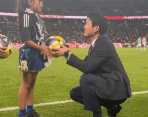 ブラジル戦後にファンの子供にサインをするサッカー日本代表の森保一監督